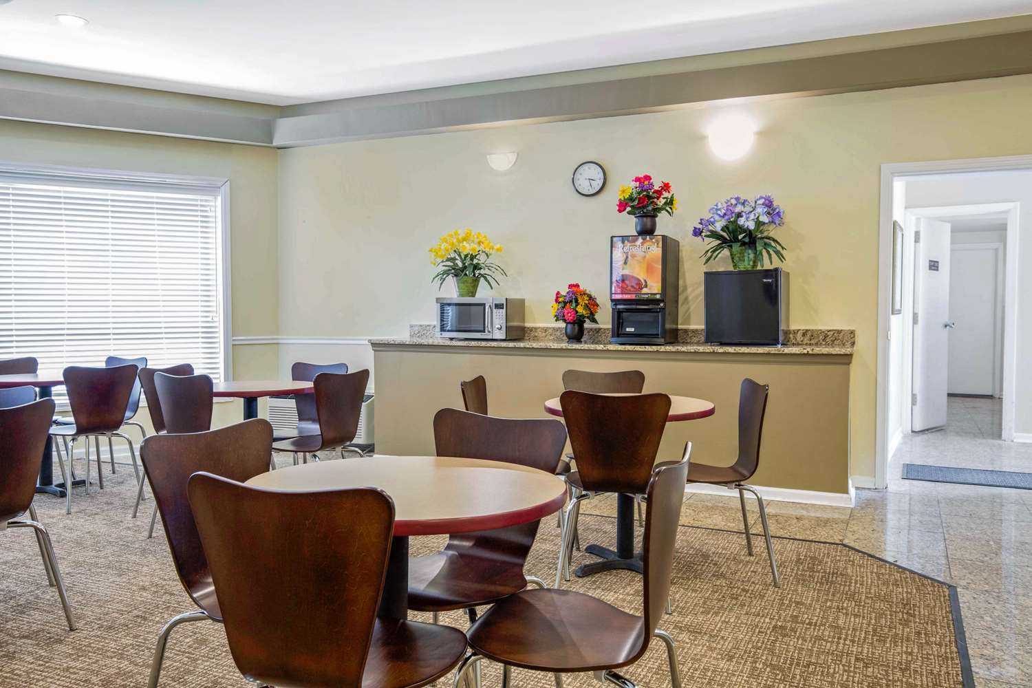 Rodeway Inn Lyons - La Grange 28/35