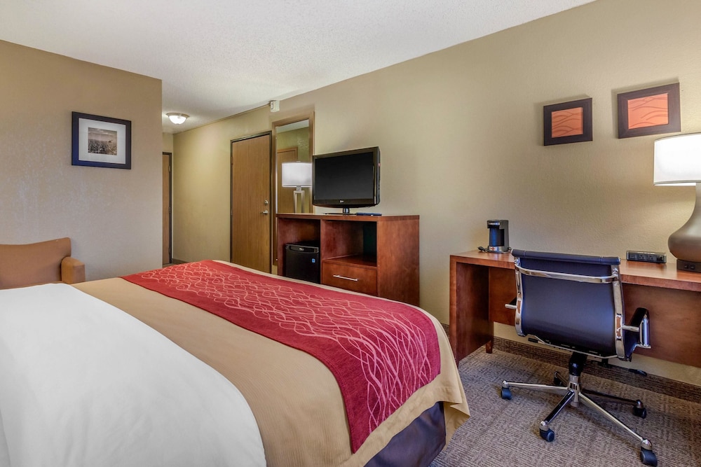 Comfort Inn and Suites Hays I-70 17/46