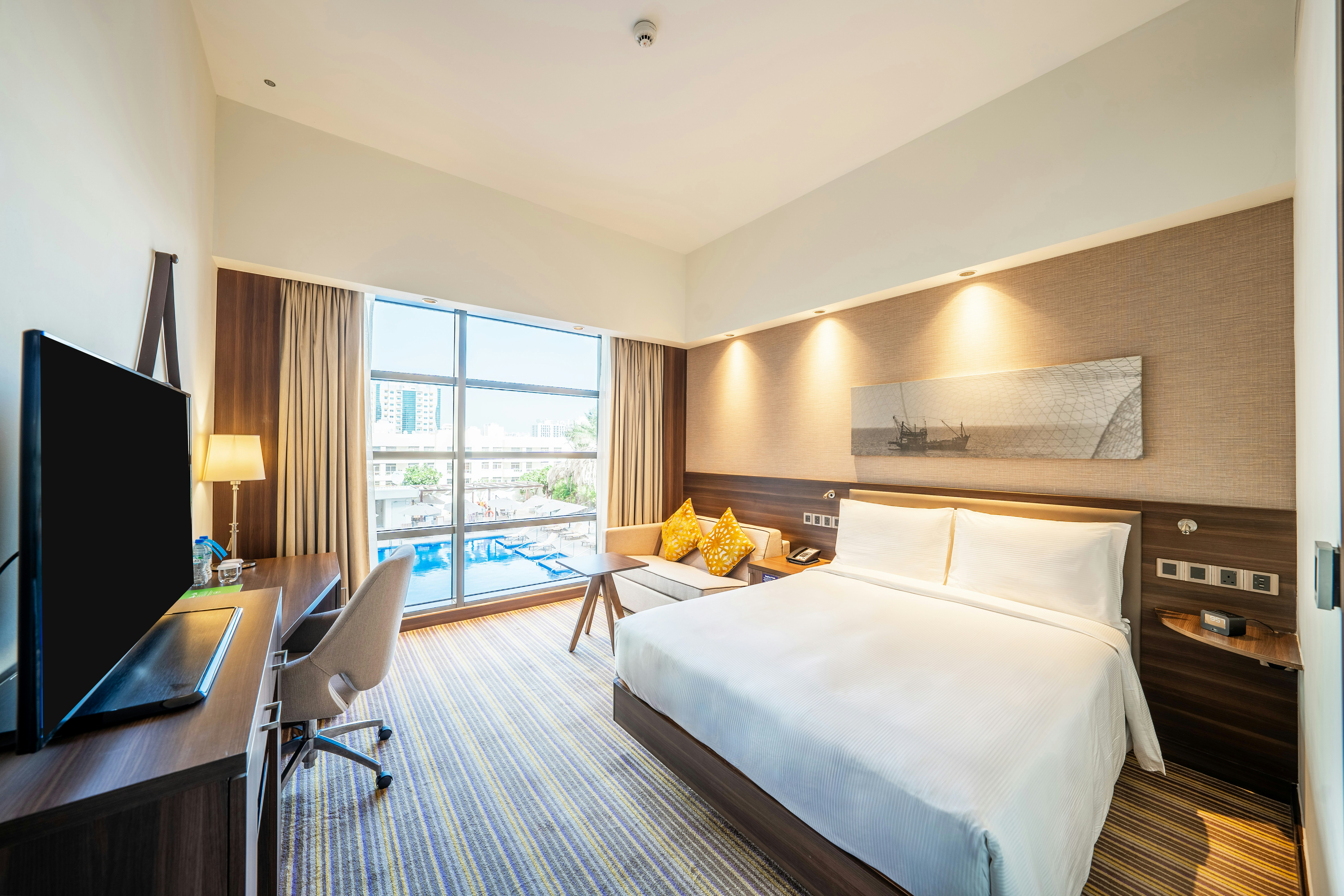 ROOM, QUEEN BED, SOFA