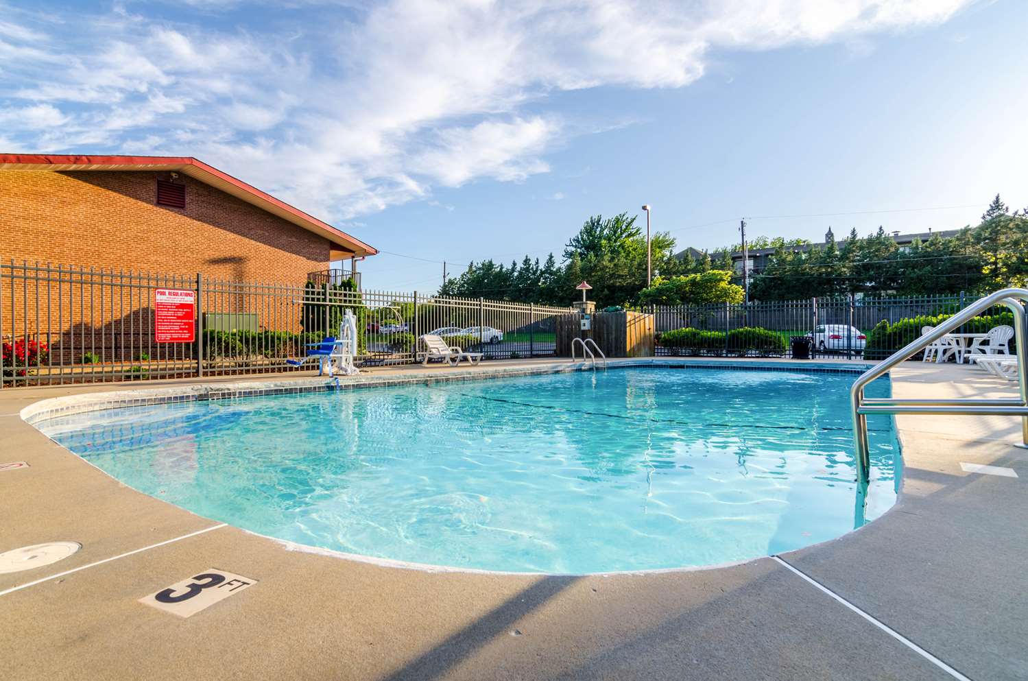 Econo Lodge Inn and Suites I-35 at Shawnee Mission 2/32