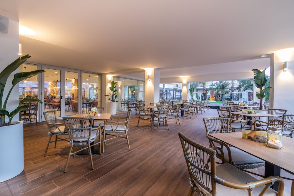 JS Yate Hotel 50/68