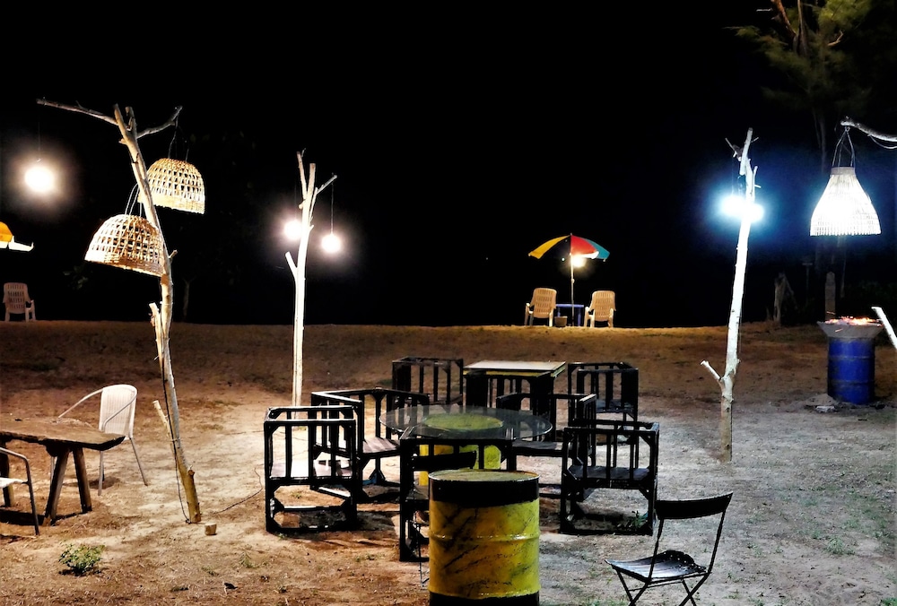 Micky Monkey Beach Hotel 40/50