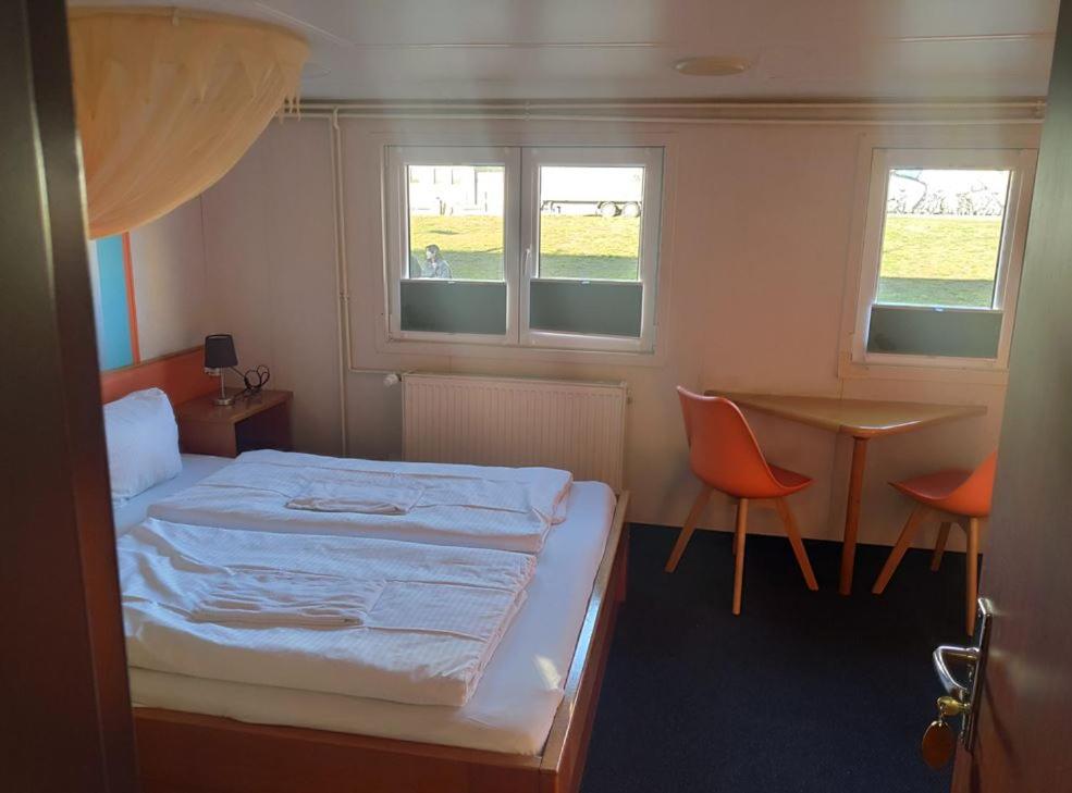 Eastern Comfort Hotel & Hostelboat 13/58
