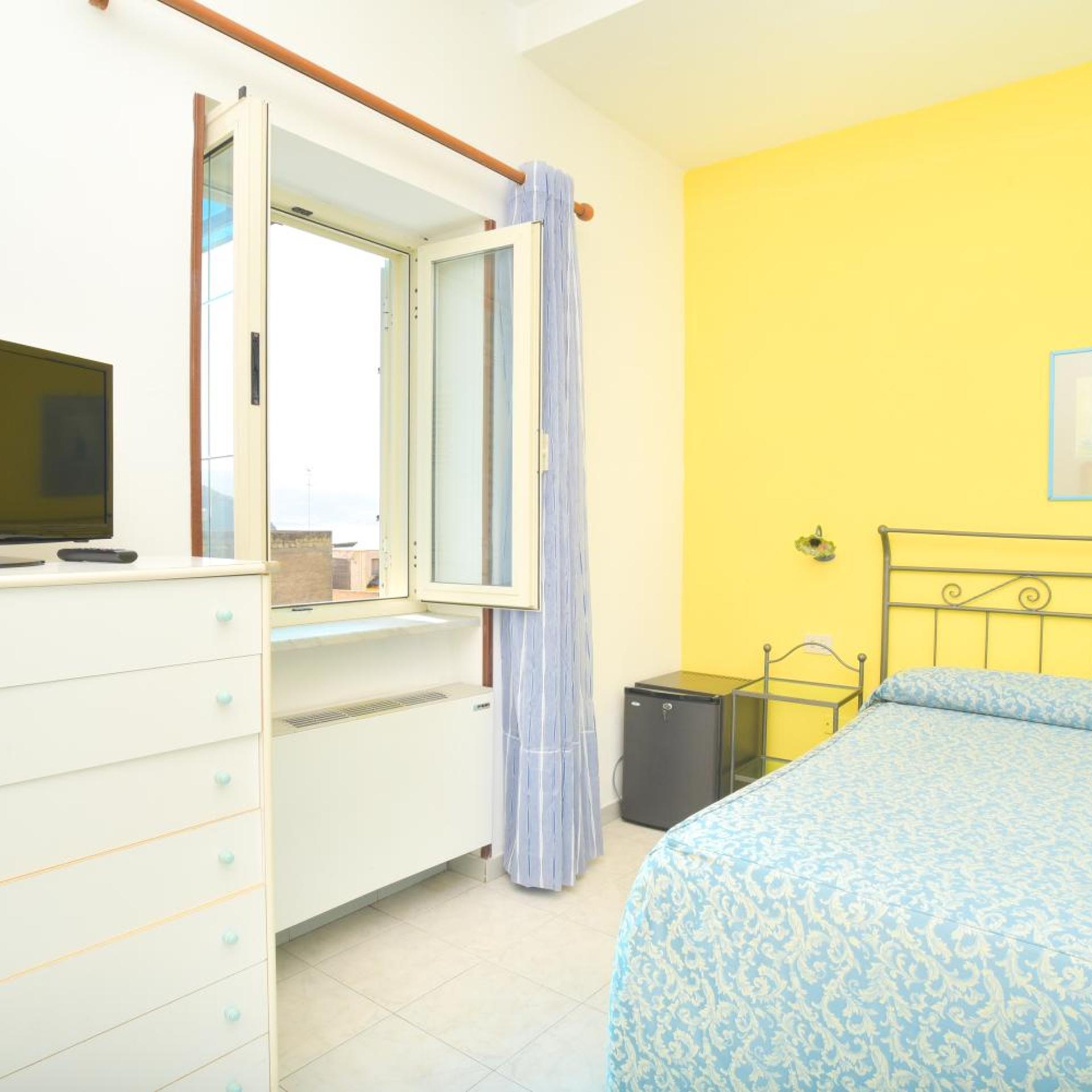 غرفة بسرير مزدوج بشرفة، HOTEL CELESTE 4/5