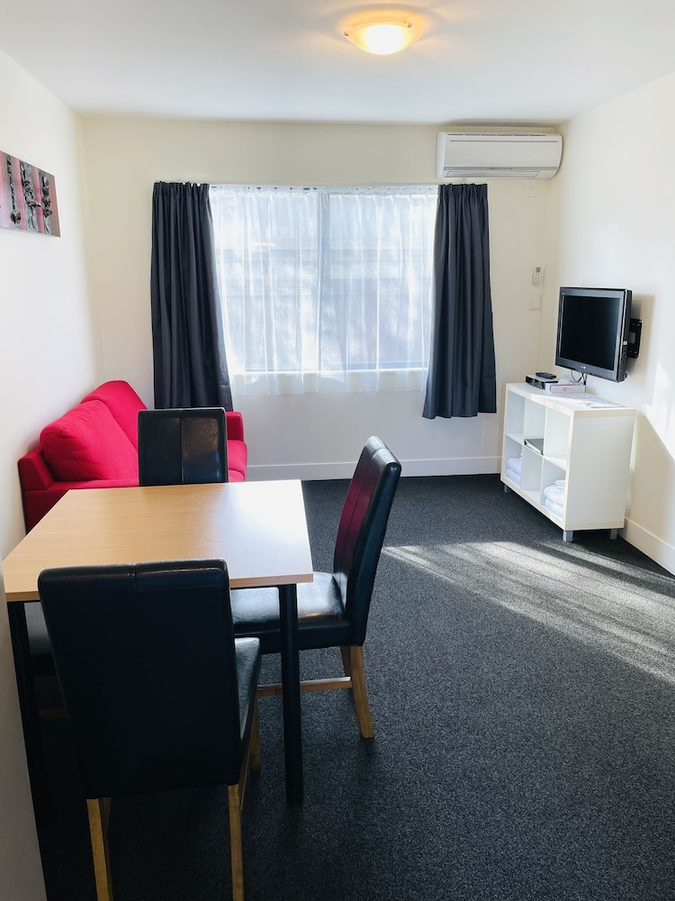 298 Westside Motor Lodge 33/41