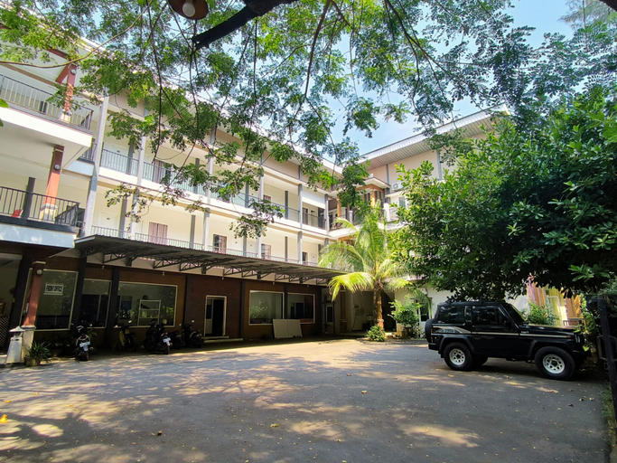 Bandengan Beach Hotel 10/11