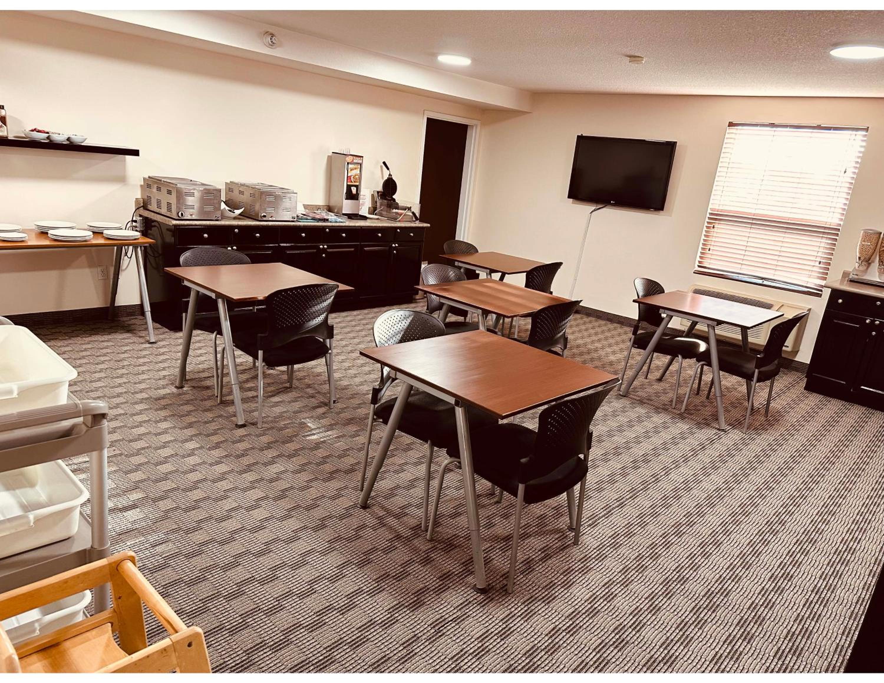 Aurora Park Inn & Suites 16/19