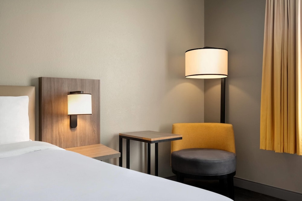 La Quinta Inn and Suites by Wyndham Montgomery 19/50