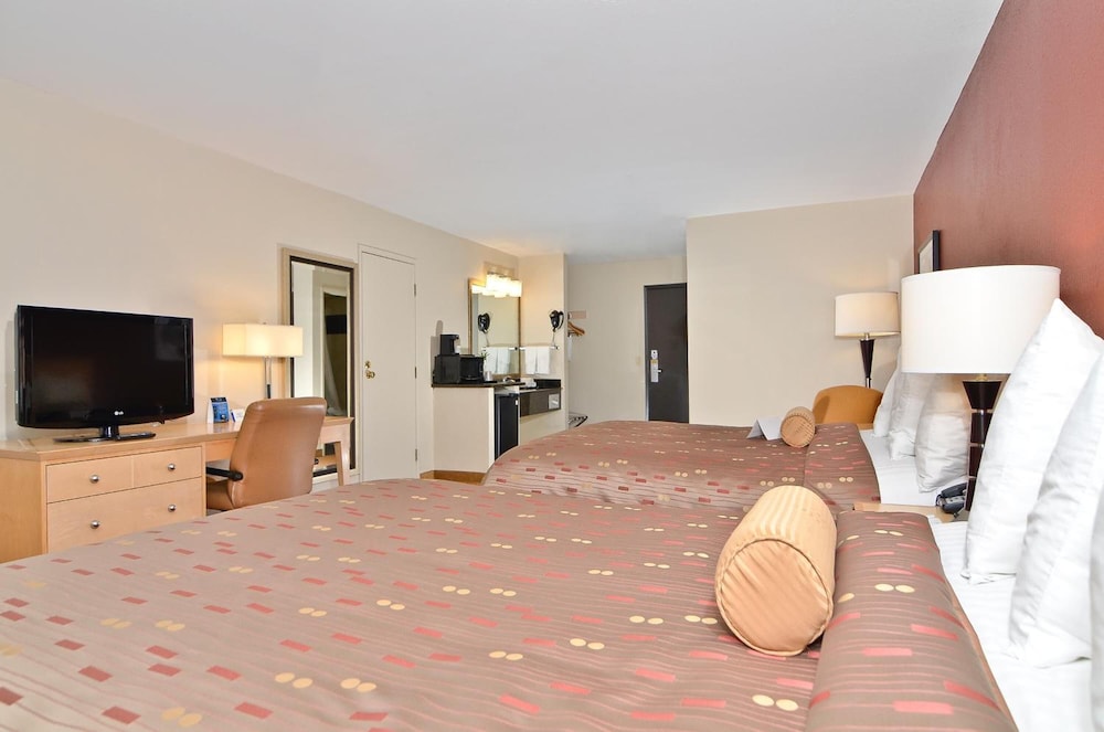 Clackamas Inn Suites 16/42