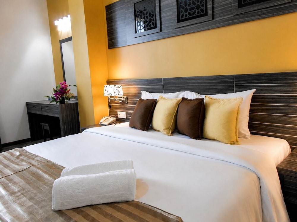 Deluxe, Suite, Queen Bed, Hill View
