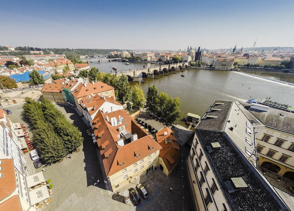 Archibald At Charles Bridge 47/49