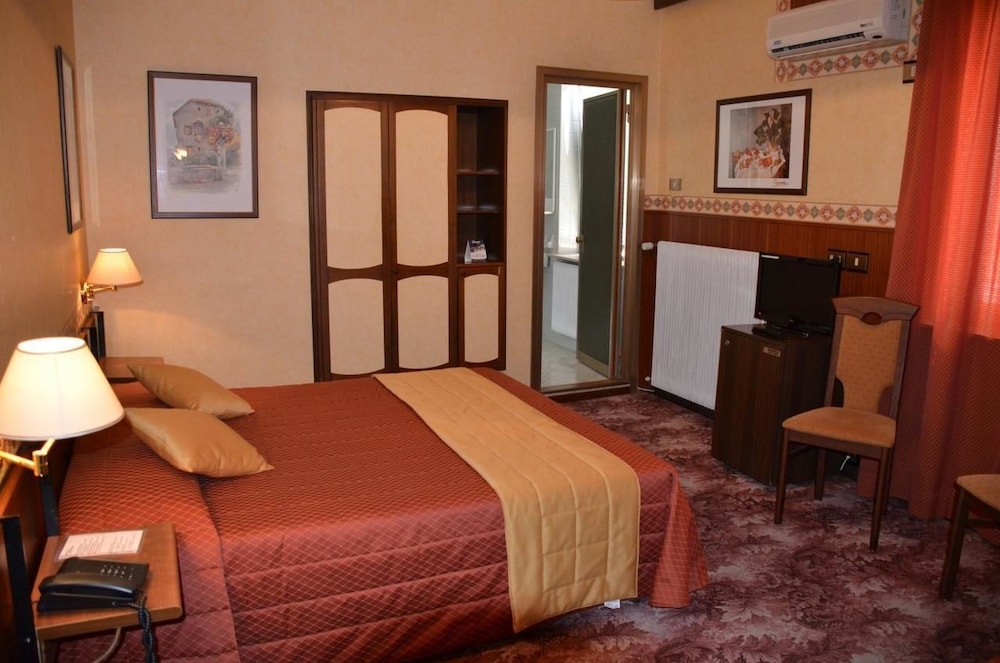 ROOM, DOUBLE OR TWIN BED