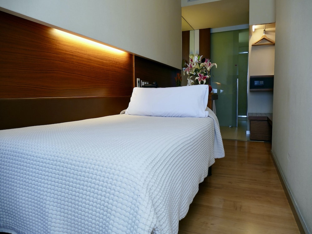 ROOM, SINGLE
