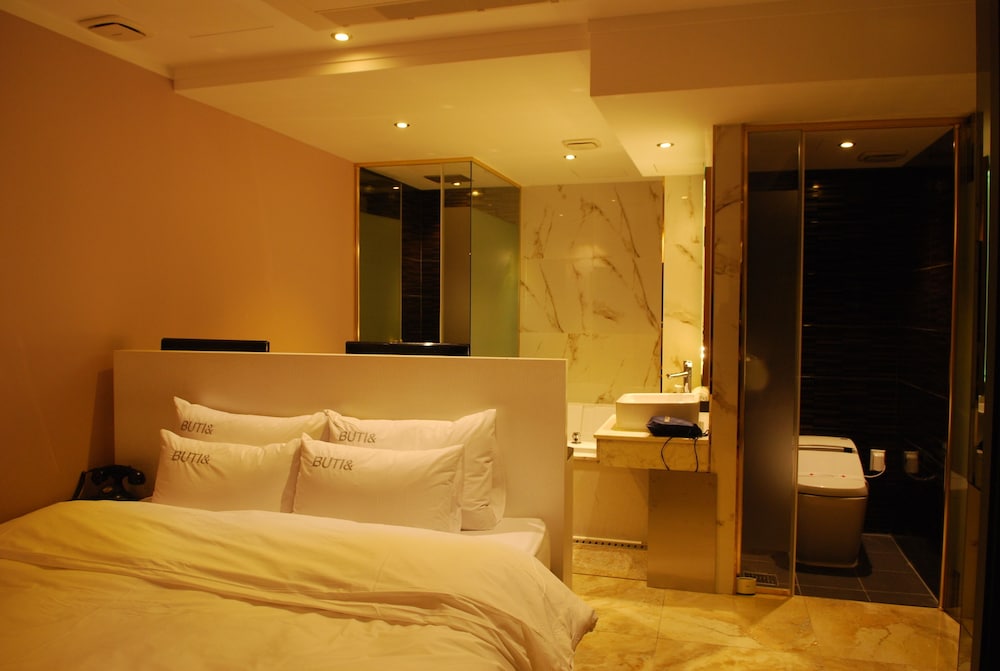 Hotel Buti 6/43