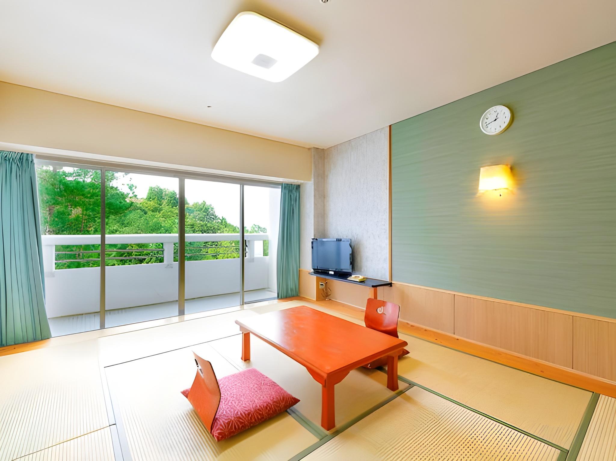Japanese, 5 Futon Beds, Tatami, Smoking Type Not Guaranteed