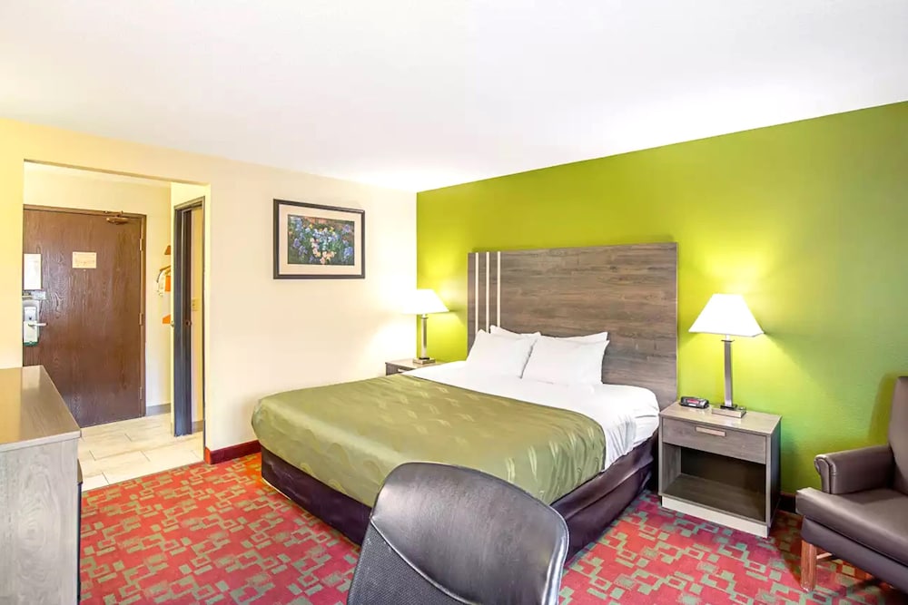 Norwood Inn & Suites Milwaukee 17/43