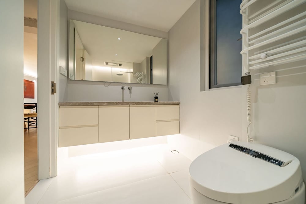 2 Bedrooms, Senior, Apartment, 1 Queen and 1 Double Bed، Book and Bed-People's Square 8/8