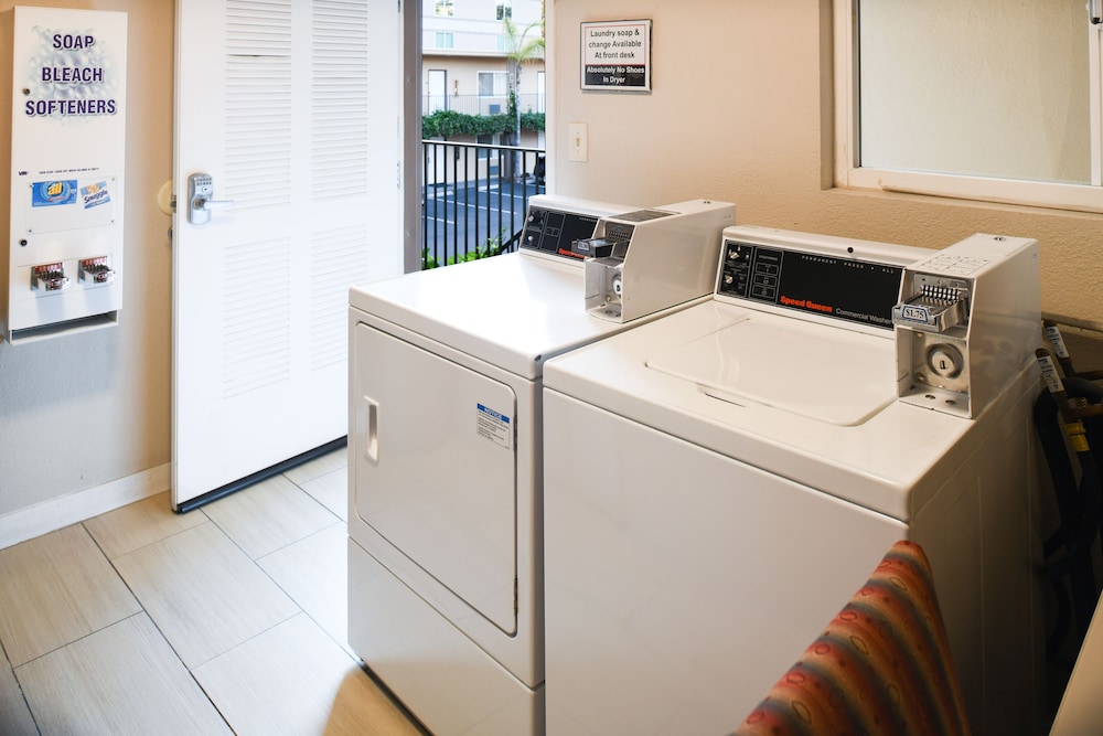 Anaheim Islander Inn And Suites 37/58