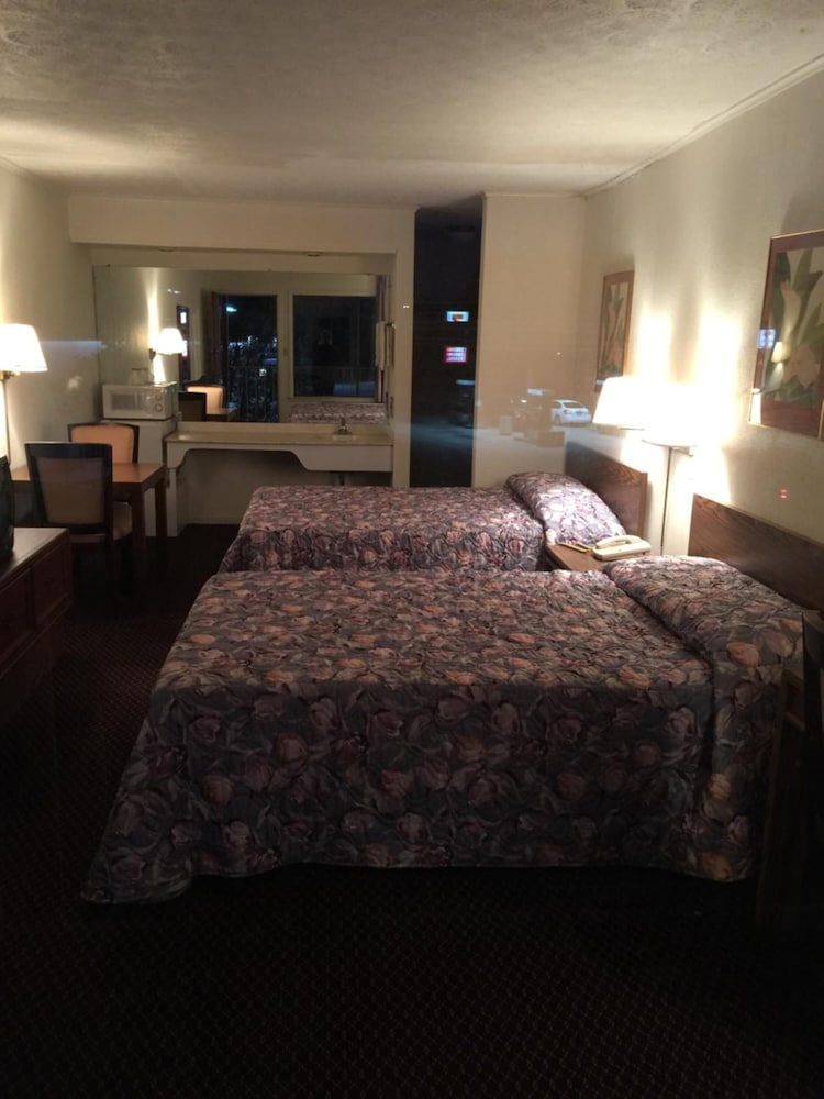 Flagship Inn 23/38