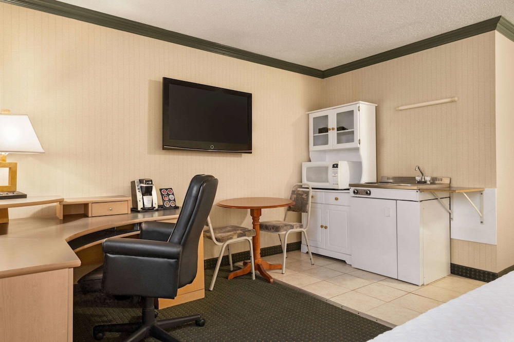 Travelodge by Wyndham Dawson Creek 22/24
