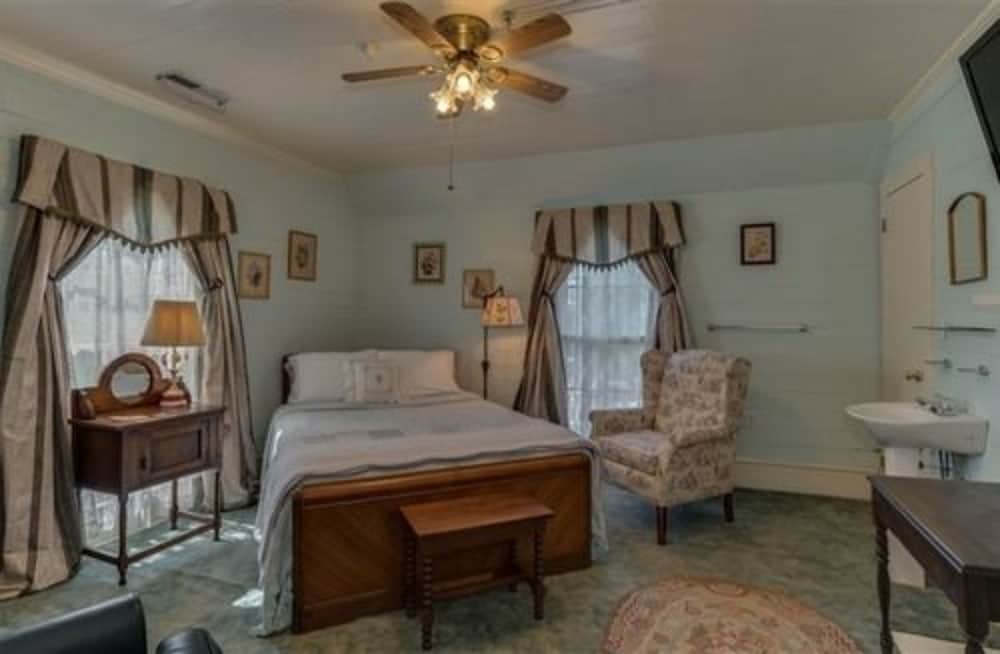 Carrier Houses Bed and Breakfast 24/60