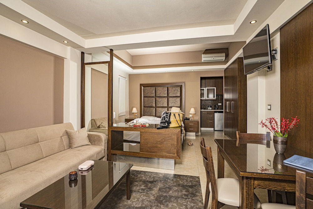 Golden Bay Suites 35/67
