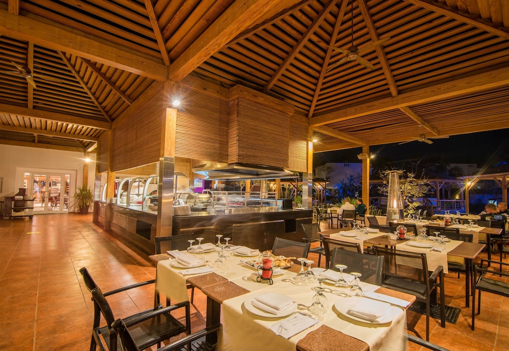 Reef Oasis Beach Resort 60/82