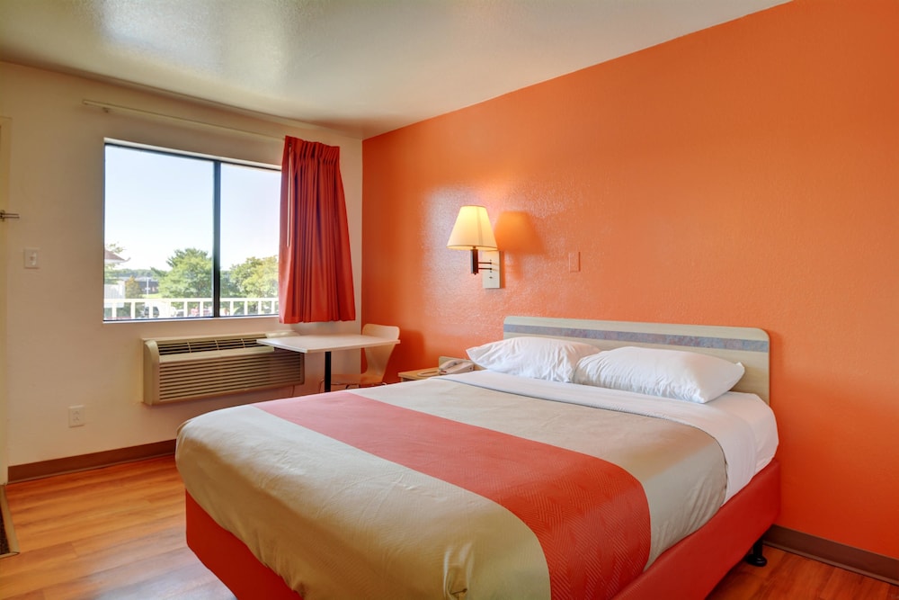 Motel6 Windsor Locks, CT - Hartford 38/66