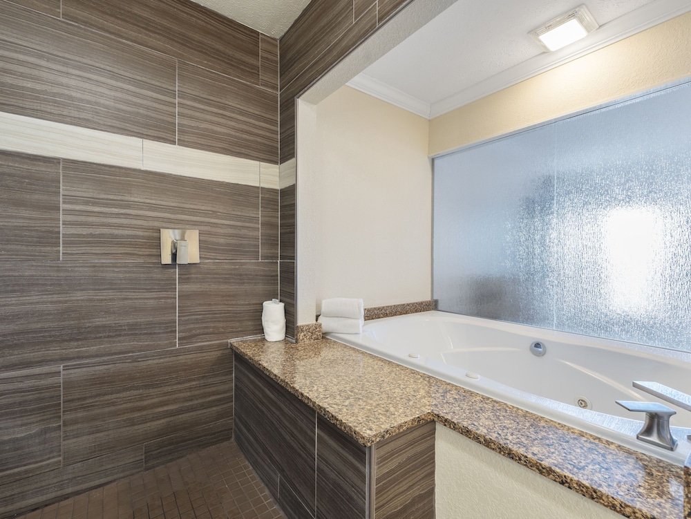 Cherry Tree Inn & Suites 49/51