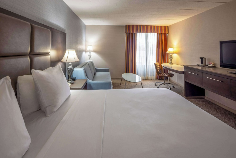 غرفة بسرير كينج، Radisson Hotel Hauppauge-Long Island 4/8