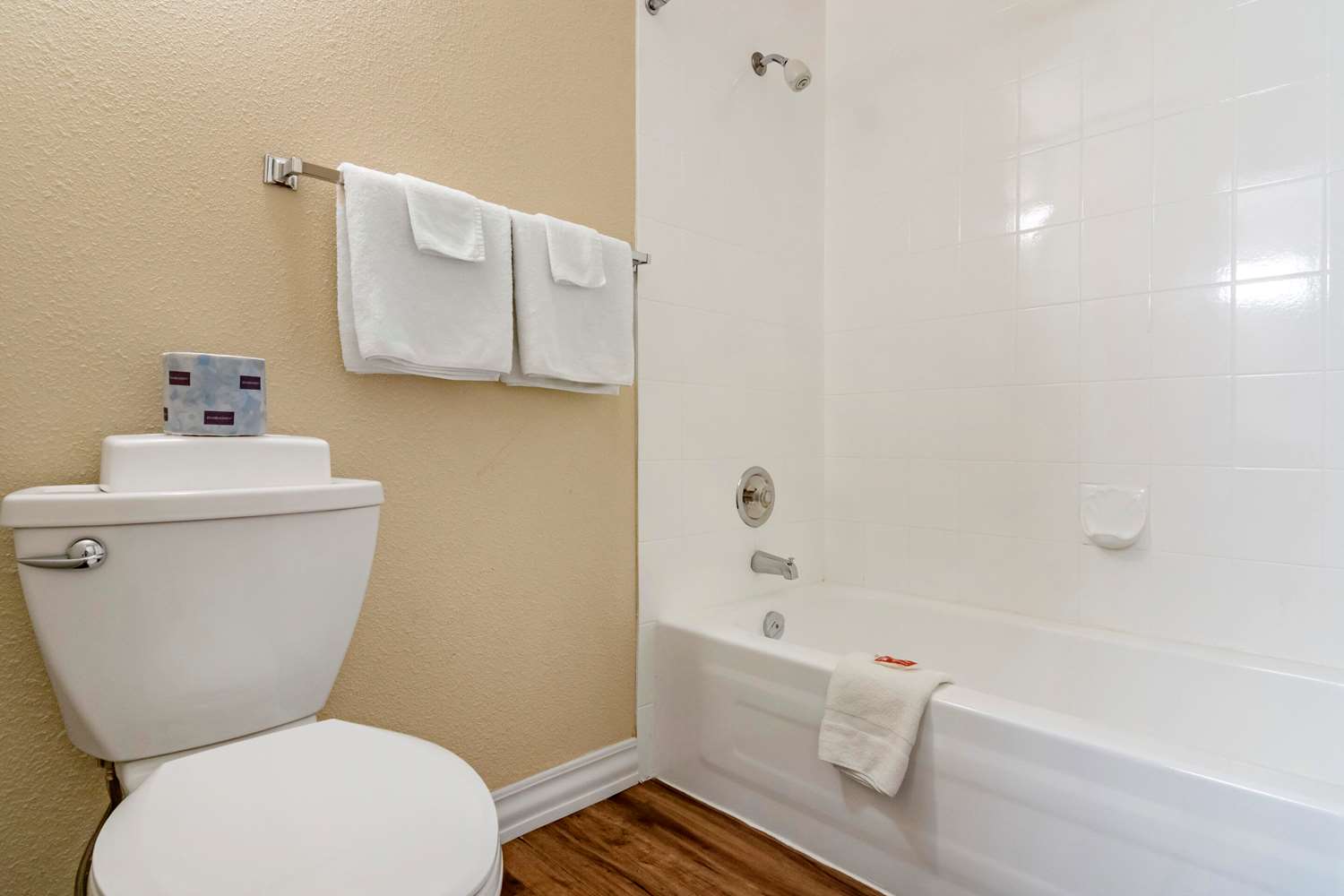 Econo Lodge Inn & Suites Kelowna 10/10