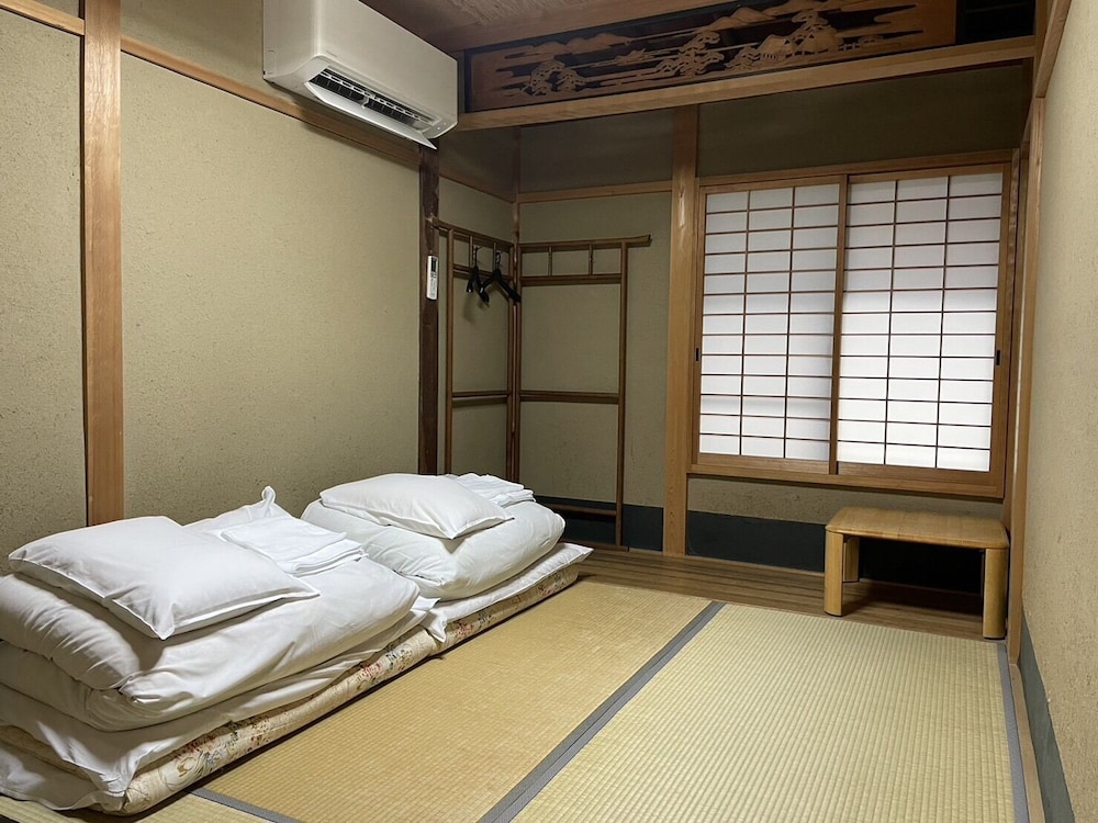 ROOM, TWIN BEDS, PRIVATE BATHROOM