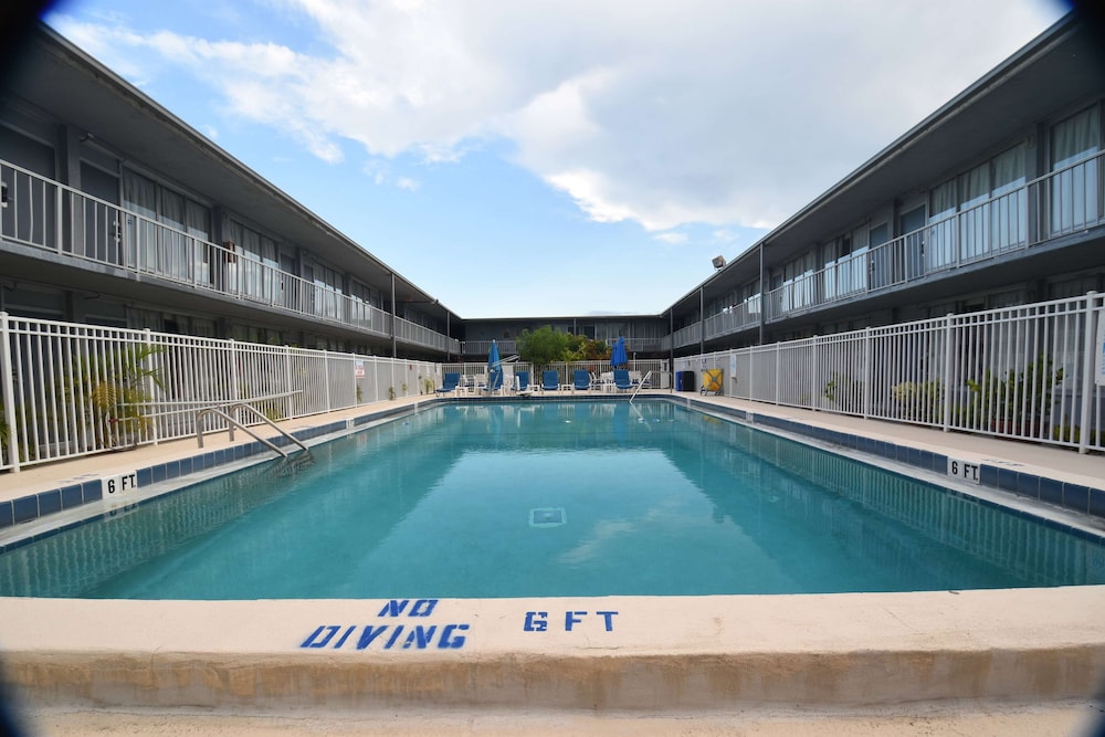 Days Inn by Wyndham Stuart 67/70