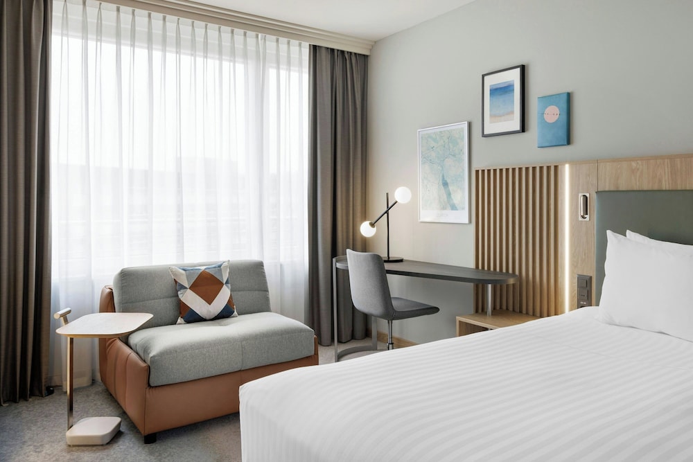 Superior, King Bed, Courtyard View, Courtyard by Marriott Zurich North 4/10
