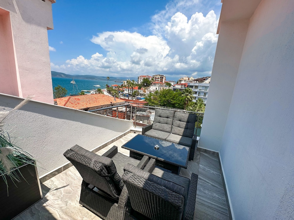 Cabana Boutique Hotel & Cafe 32/35