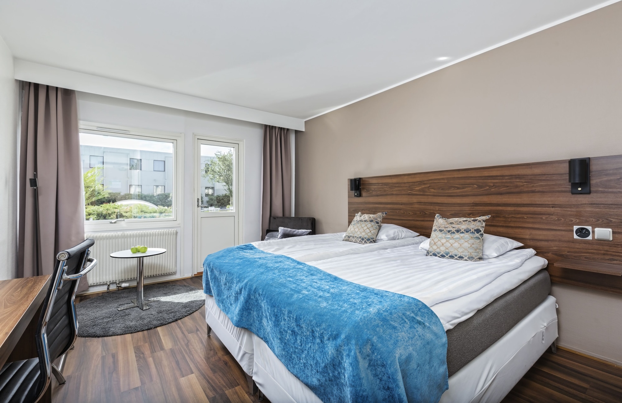 STANDARD, QUEEN BED