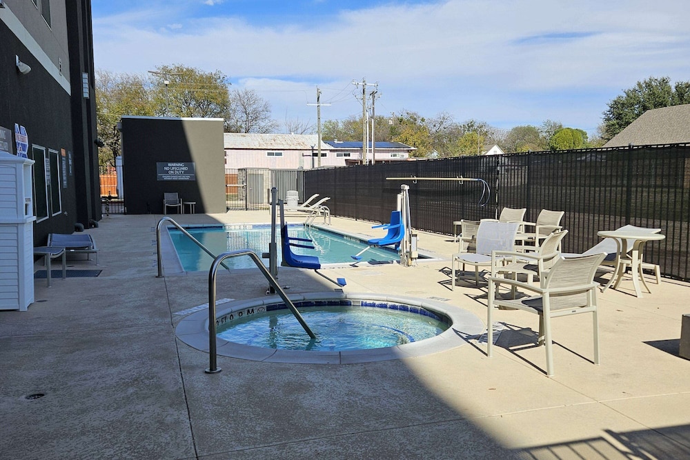 La Quinta Inn & Suites by Wyndham - Red Oak TX IH-35E 20/23