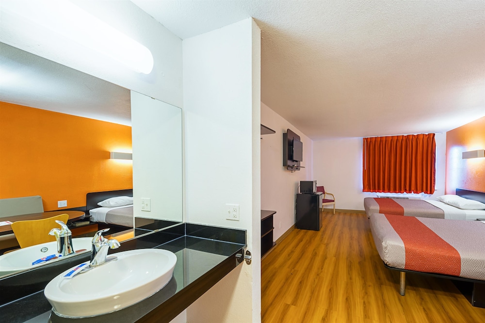 Motel6 Amarillo, TX 33/53