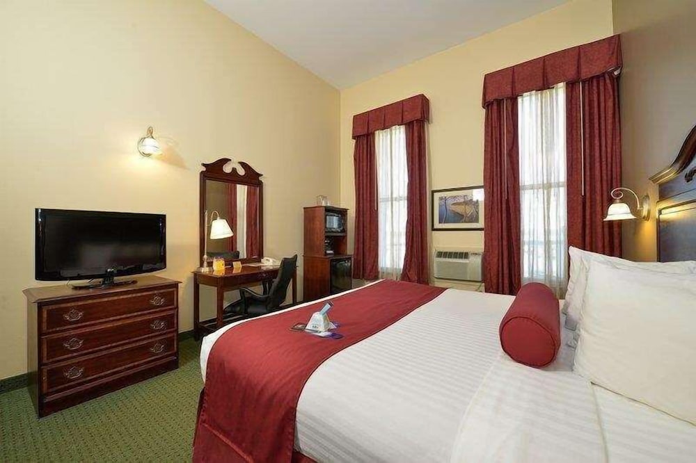 غرفة قياسية بسرير كينج بإطلالة على البحيرة، Best Western The Hotel Chequamegon 4/6