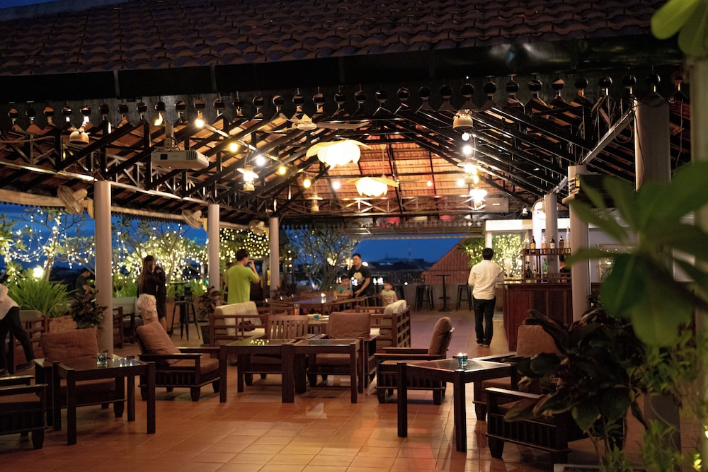 Royal Crown Hotel & Spa 68/70