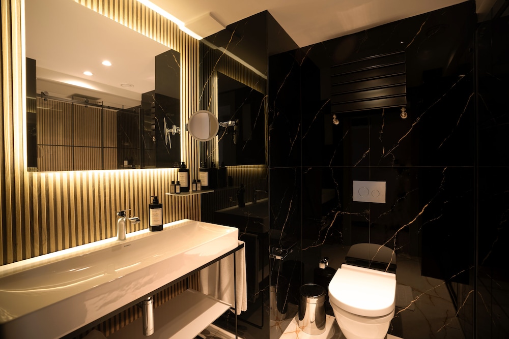 غرفة ركنية بسرير كينج بشرفة بإطلالة جزئية على البحر، Sile Gonen Hotel 9/10