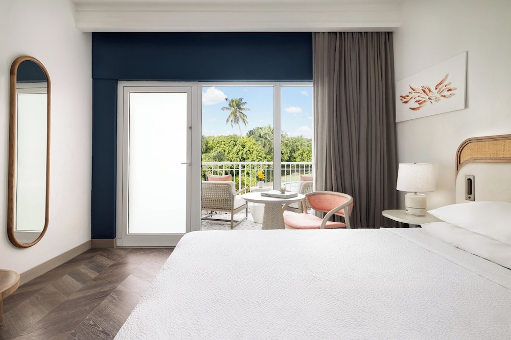 Renovated, Premium, King Bed, Pool View