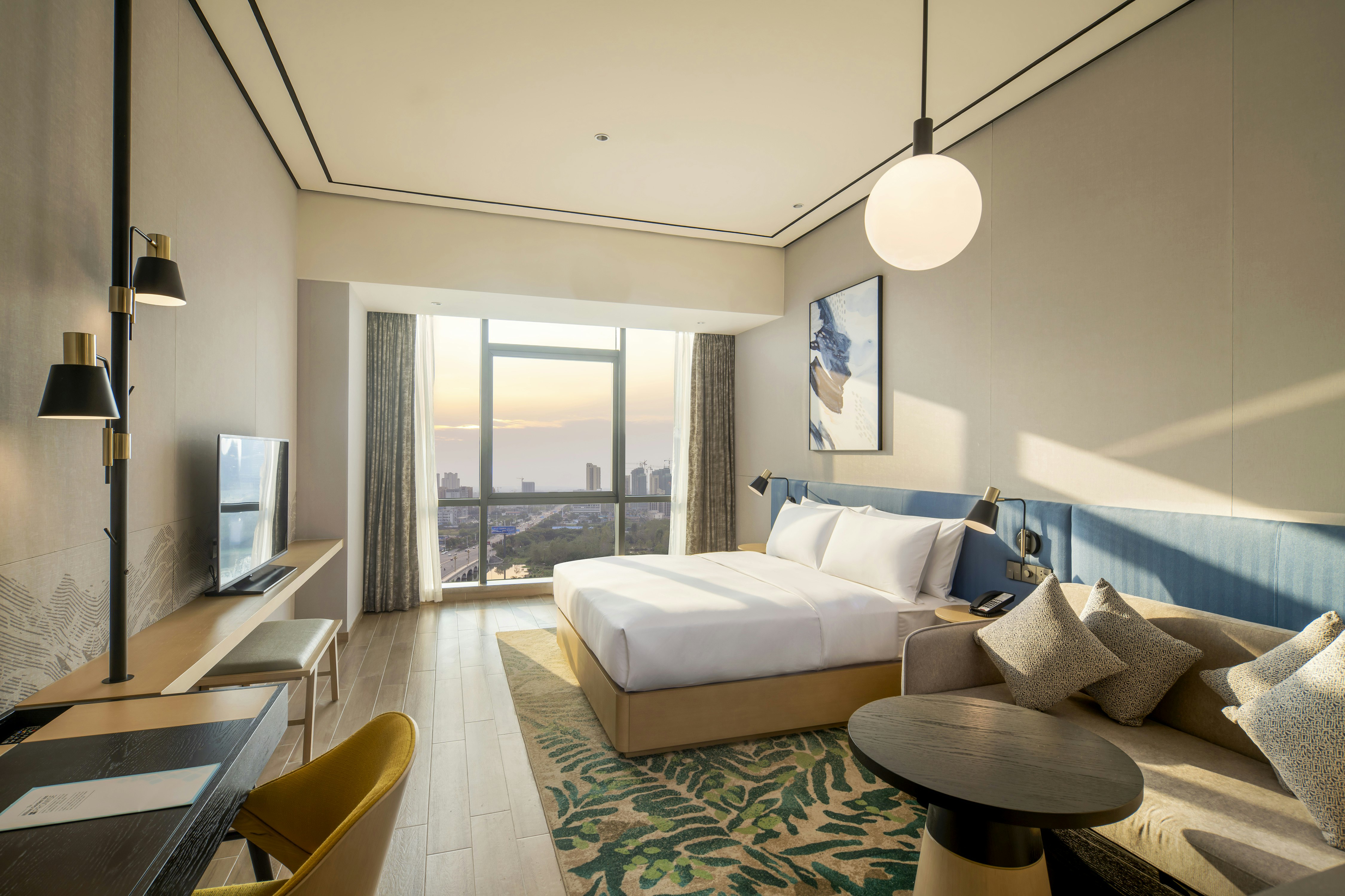 غرفة بسرير كينج بإطلالة على البحيرة، Hilton Garden Inn Changde Dingcheng 2/4