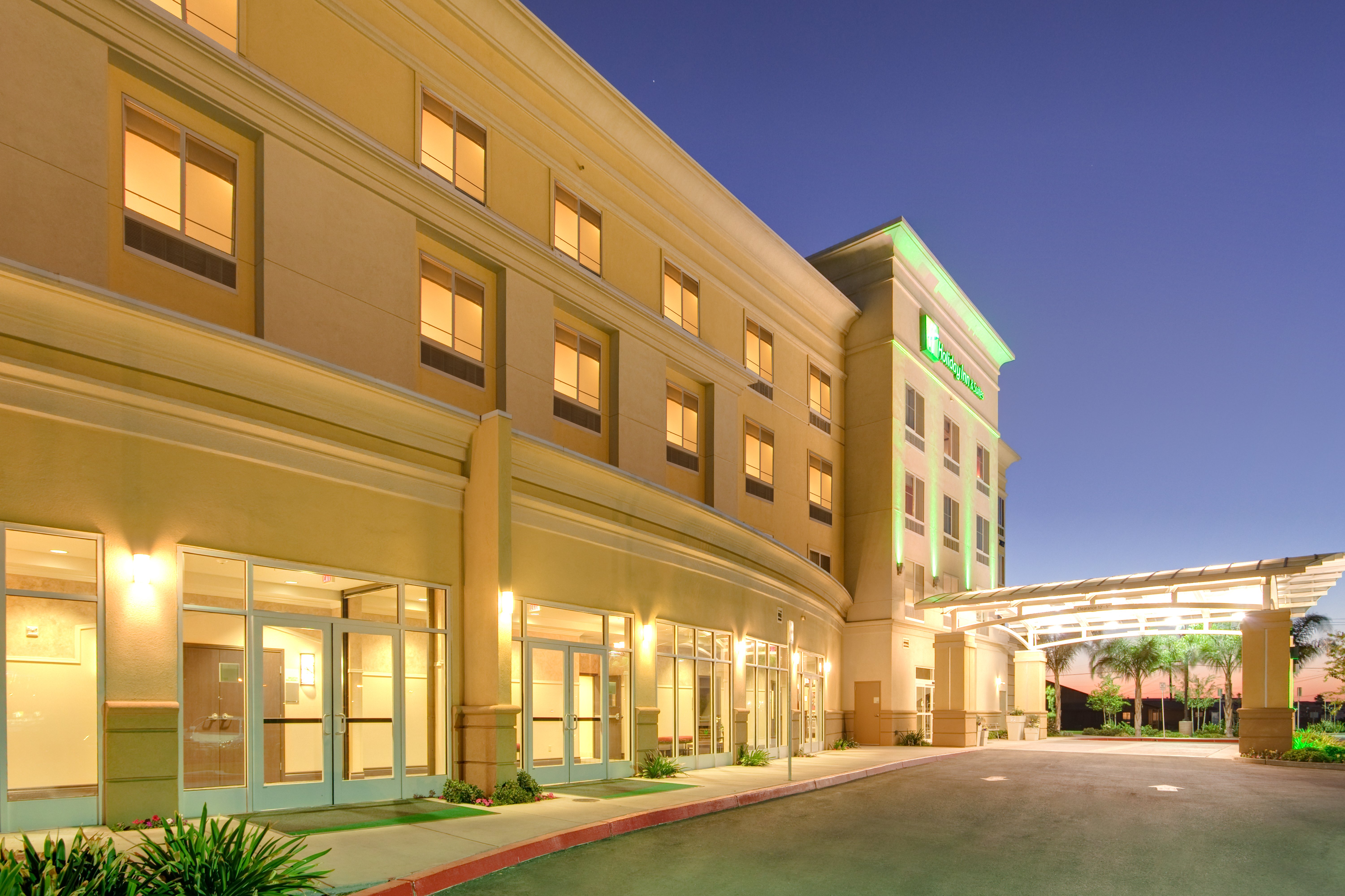 Holiday Inn Hotel Amp Suites Bakersfield North 55/57