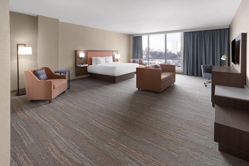 La Quinta Inn & Suites by Wyndham Jamaica NYC/JFK AirTrain 19/41