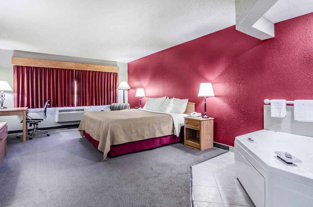Suite, King Bed, Rodeway Inn Hesston, KS 7/10