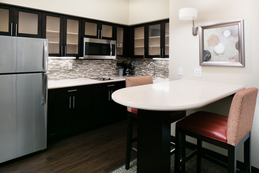 STAYBRIDGE SUITES DES MOINES DOWNTOWN 53/57