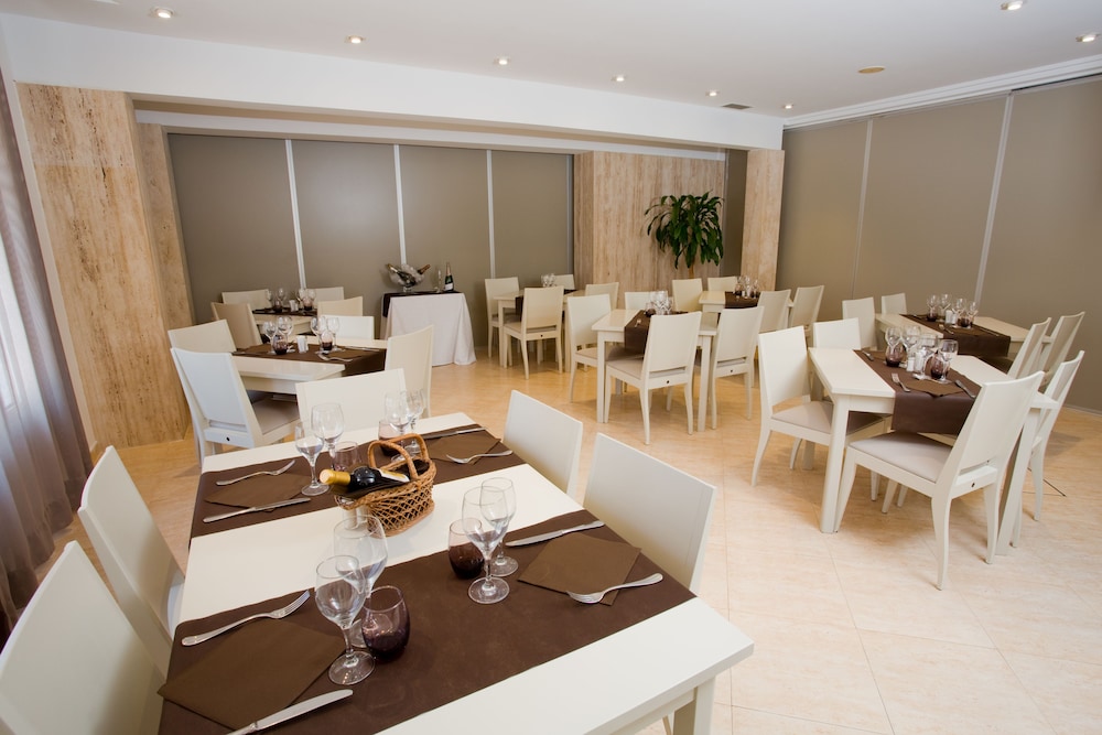 Hotel Jeni Restaurant 27/38