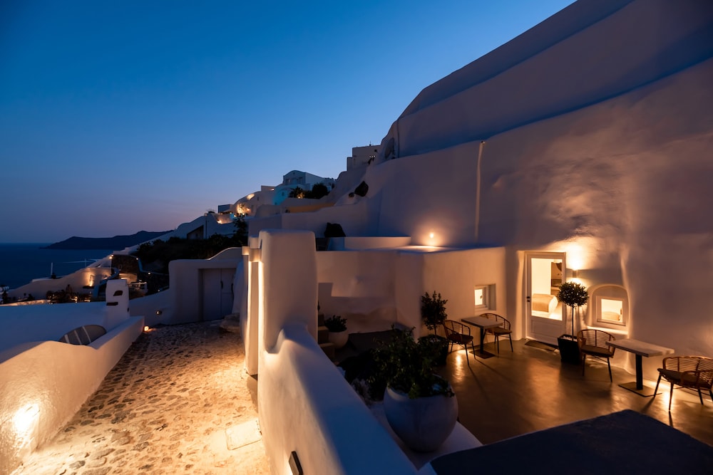 TWENTY ONE SUITES 52/60