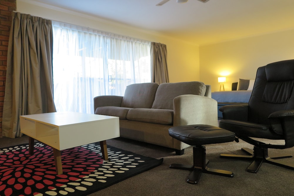 SUMMERHILL MOTOR INN 48/70